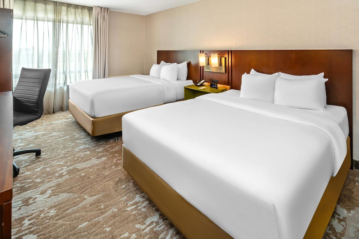 Kamer, 2 queensize bedden | Luxe beddengoed, pillowtop-bedden, een bureau