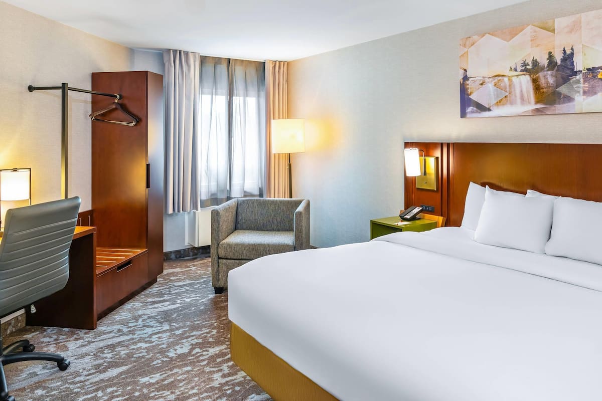 Habitación, 1 cama King size y sofá cama, para no fumadores | Ropa de cama de alta calidad, camas con pillow-top y escritorio