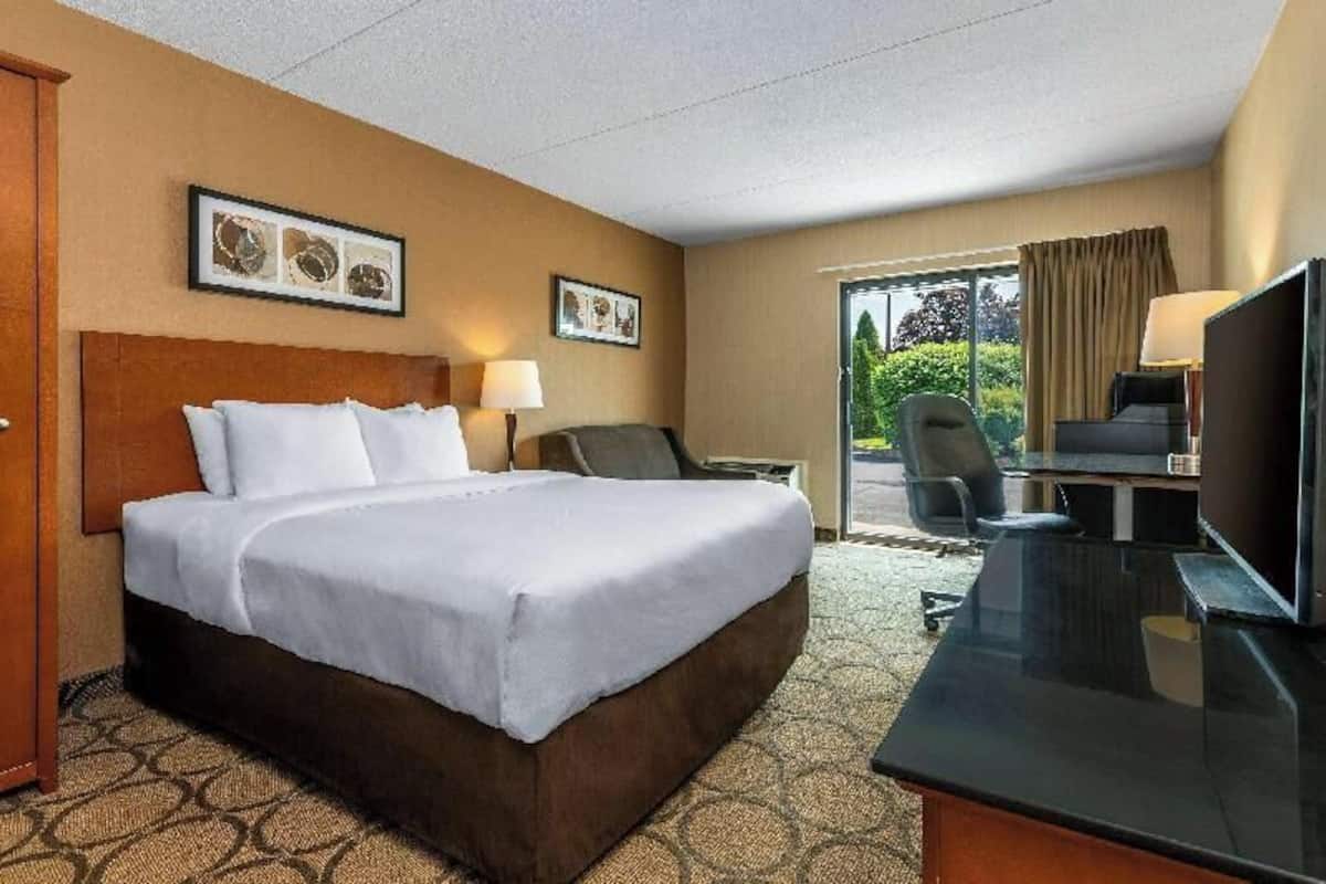 Premium bedding, pillowtop beds, desk, iron/ironing board