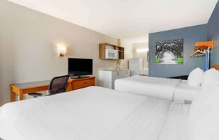 Escritorio, cortinas blackout y tabla de planchar con plancha 