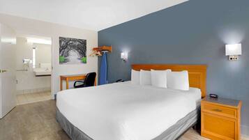 Een bureau, verduisterende gordijnen, een strijkplank/strijkijzer