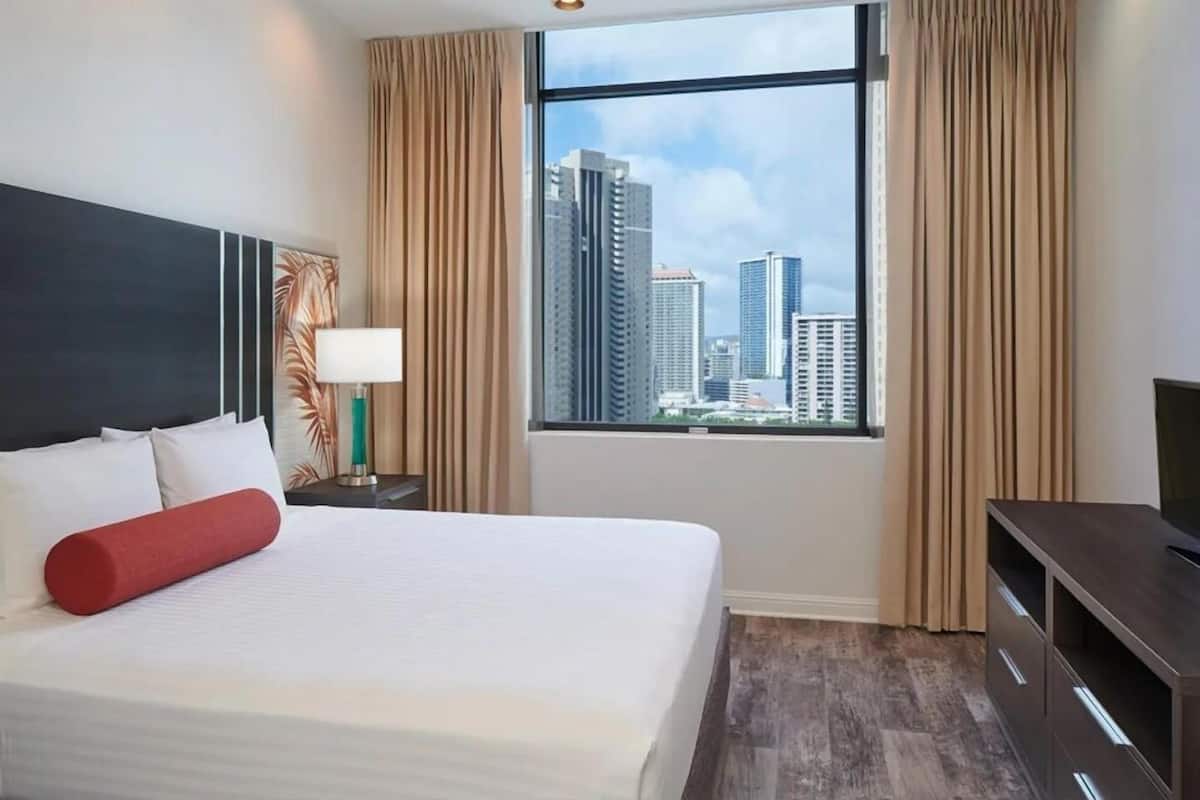 Luxury Suite, 1 King Bed, Kitchen