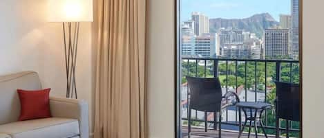 أسرّة بطبقة علوية مريحة وخزنة داخل الغرفة وستائر تعتيم ومكواة/لوح كي