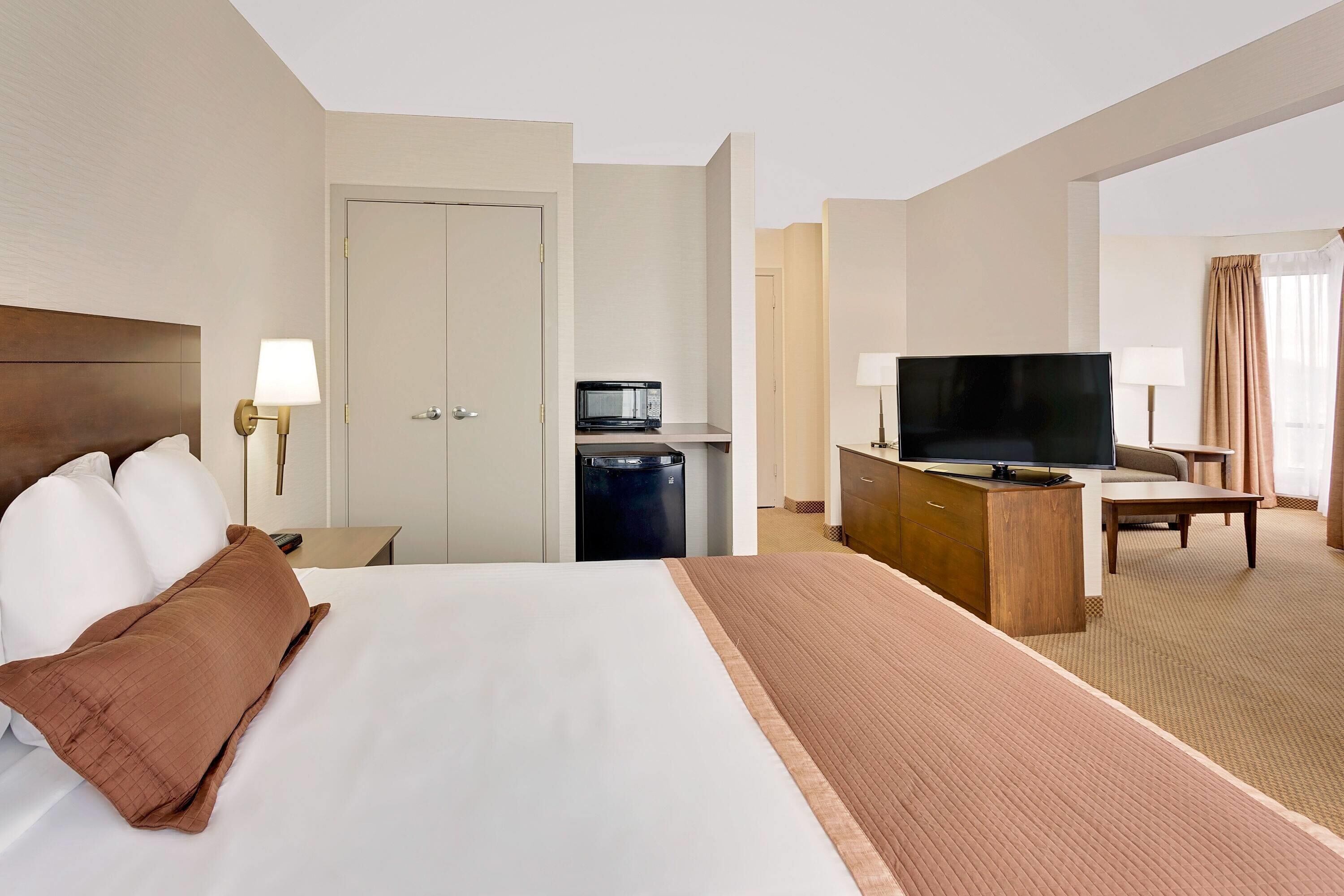 객실 내 금고, 책상, 암막 커튼, 방음 설비