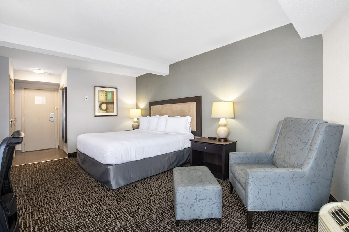 Business Room, 1 King Bed, Non Smoking | In-room safe, desk, blackout drapes, soundproofing