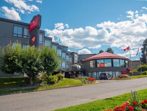 Breakfast, lunch, dinner served; barbecue  - Ramada by Wyndham Kamloops (Kamloops)