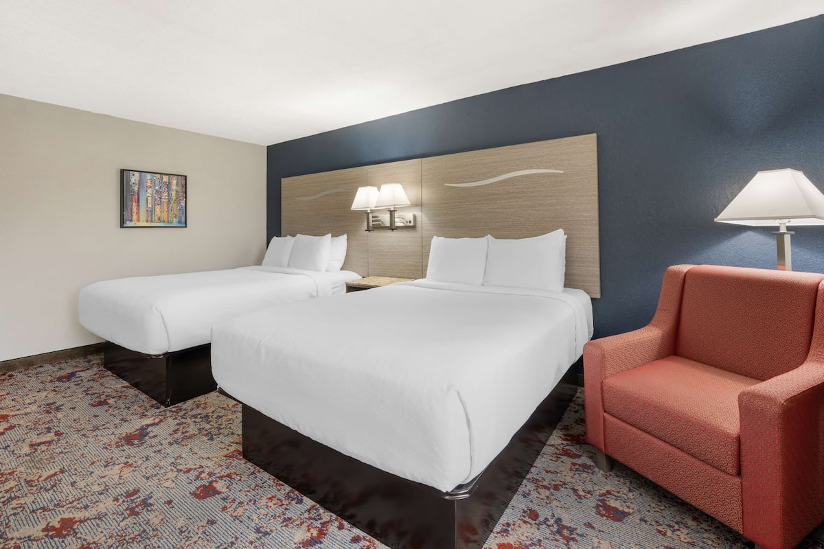 Standard Room, 2 Katil Ratu (Queen), Non Smoking, Refrigerator & Microwave | Peralatan tempat tidur premium, meja, langsir/tirai gelap terus