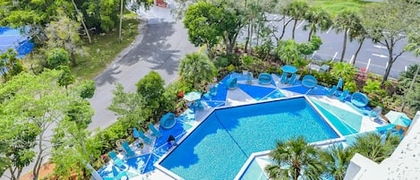 室外游泳池,池畔遮阳伞,日光浴躺椅