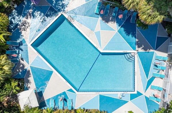 Piscina externa, guarda-sóis, espreguiçadeiras