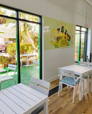 2 restaurantes: opção de café da manhã, almoço e jantar