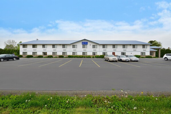 Un motel à plusieurs étages avec un parking.