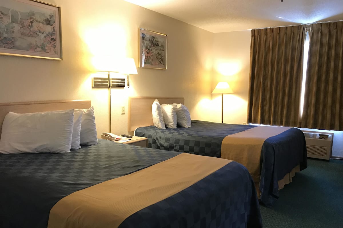 Escritorio, camas extra, wifi gratis y ropa de cama