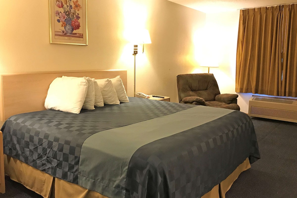 Escritorio, camas extra, wifi gratis y ropa de cama