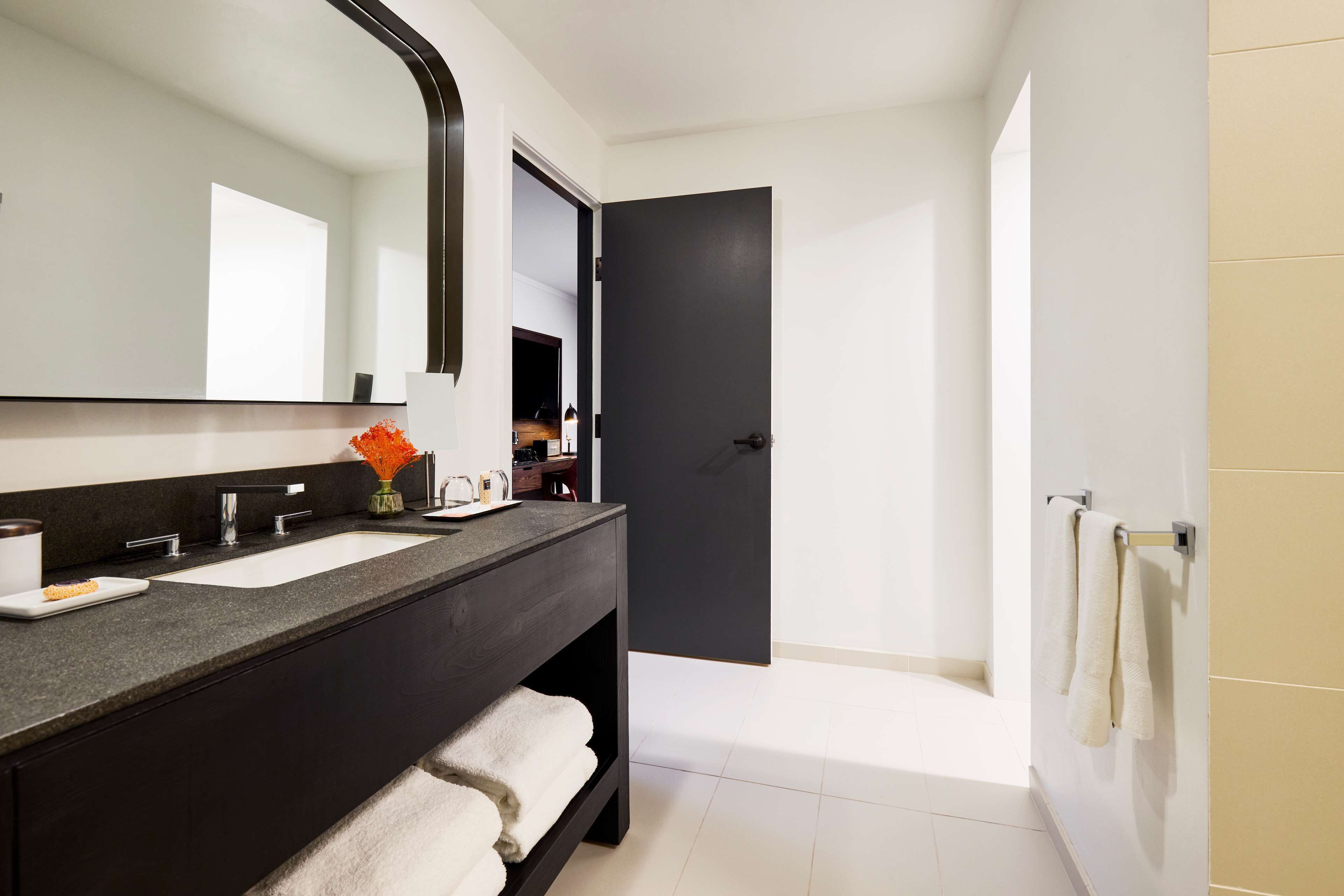 suite (consulate) | bathroom | shower, free toiletries, hair dryer, bathrobes