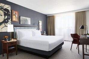 Bộ đồ giường cao cấp, két bảo mật tại phòng, bàn 