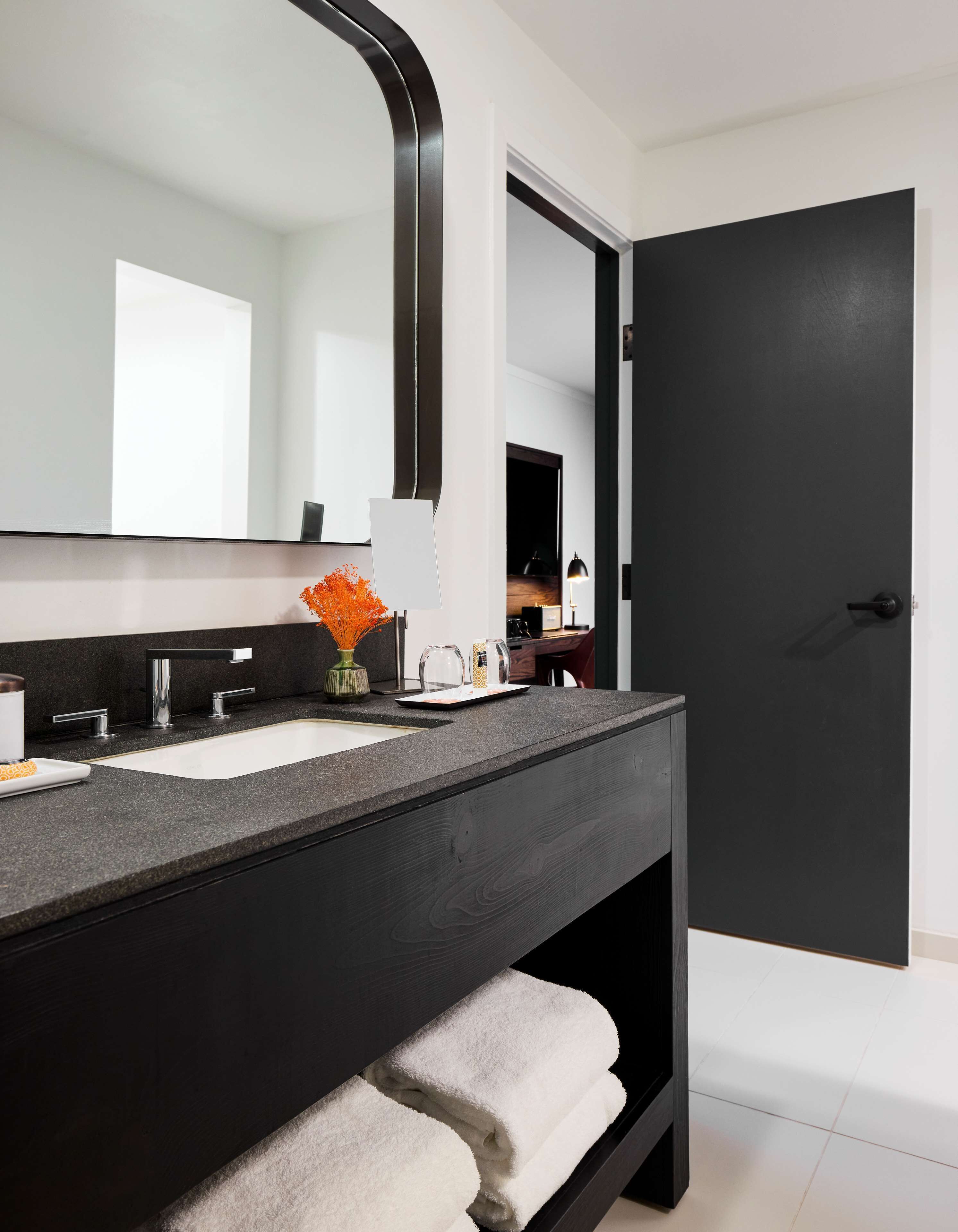 suite (consulate) | bathroom | shower, free toiletries, hair dryer, bathrobes