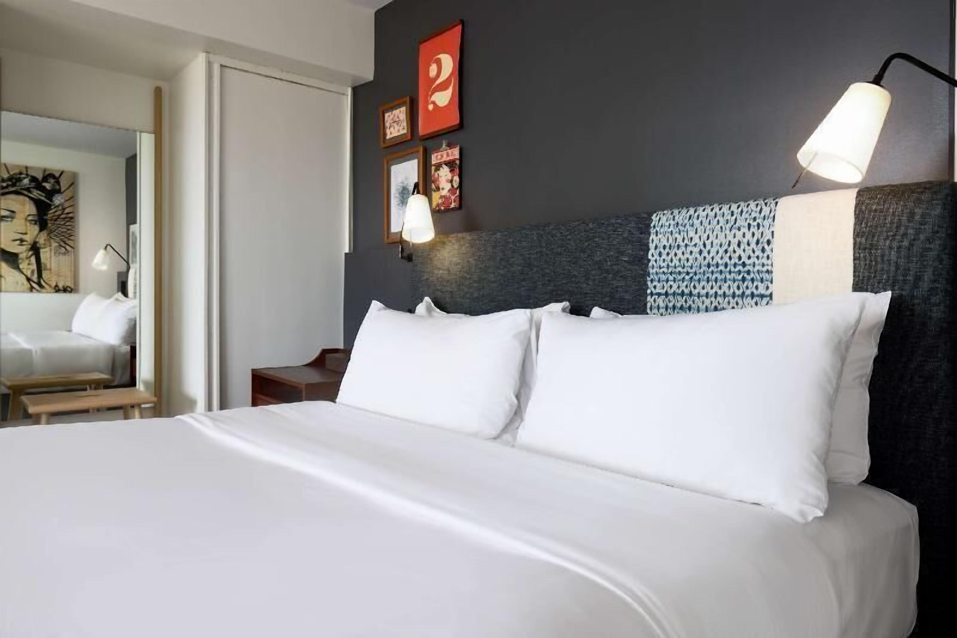 Premium bedding, in-room safe, desk, laptop workspace