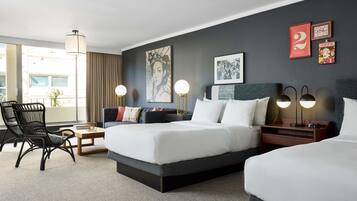 Luxe beddengoed, een kluis op de kamer, een bureau, een laptopwerkplek