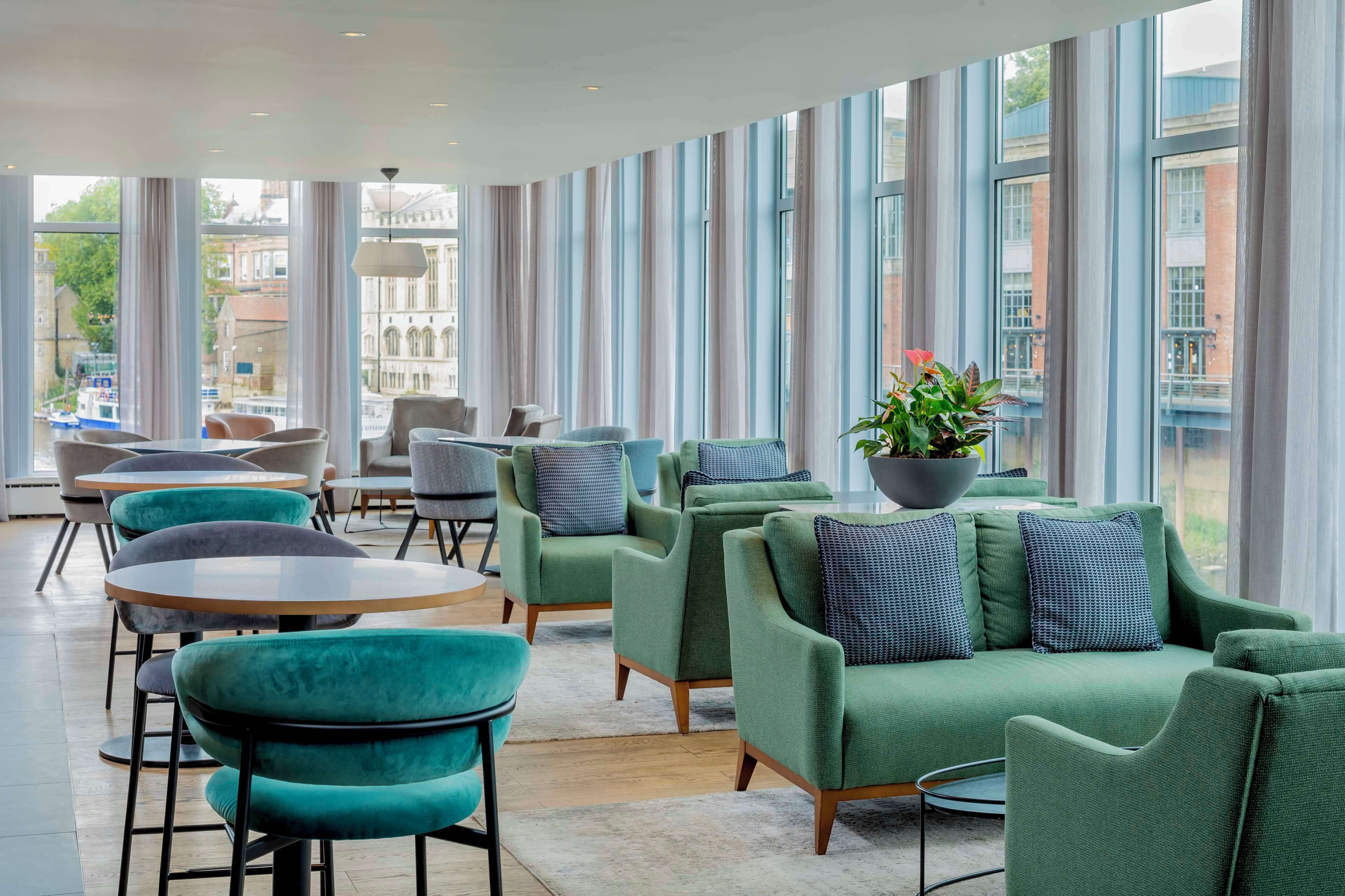 Phục vụ bữa trưa và bữa tối, món ăn mang phong cách quốc tế 