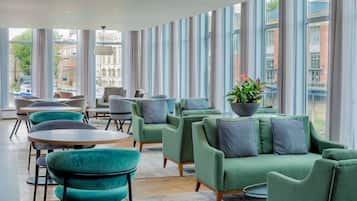 Phục vụ bữa trưa và bữa tối, món ăn mang phong cách quốc tế