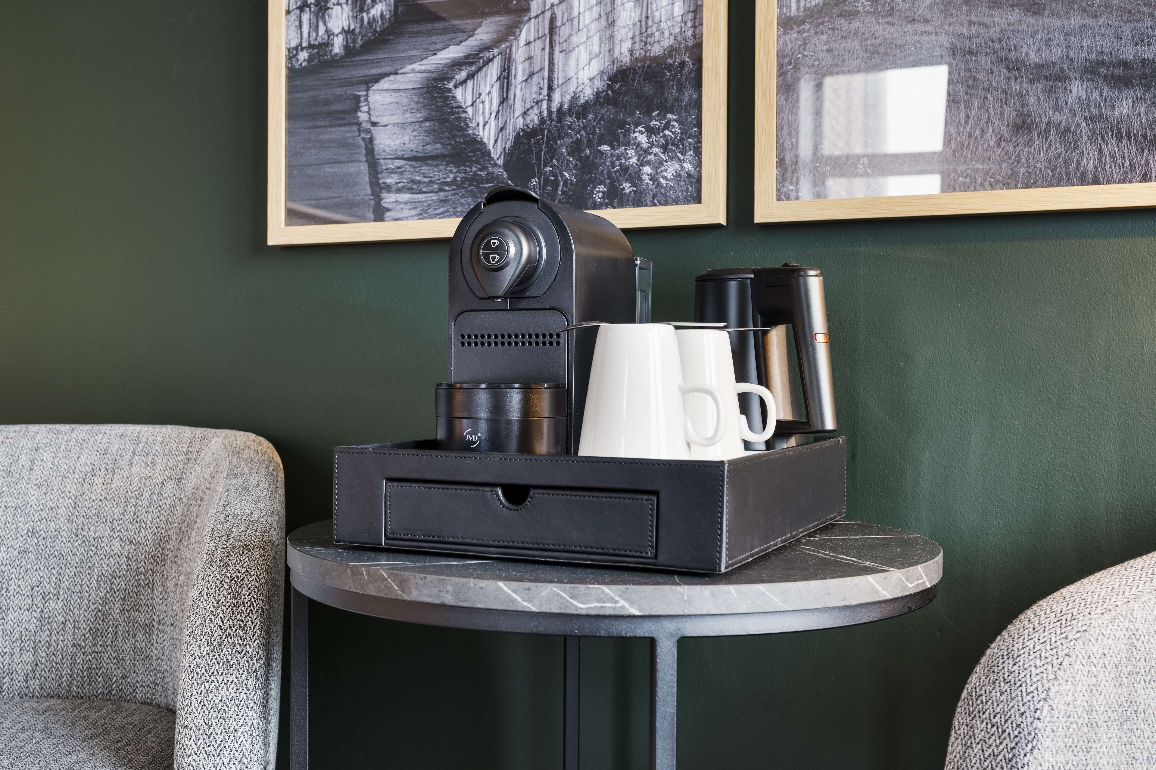 superior room (minster view) | hypo-allergenic bedding, in-room safe, desk, laptop workspace