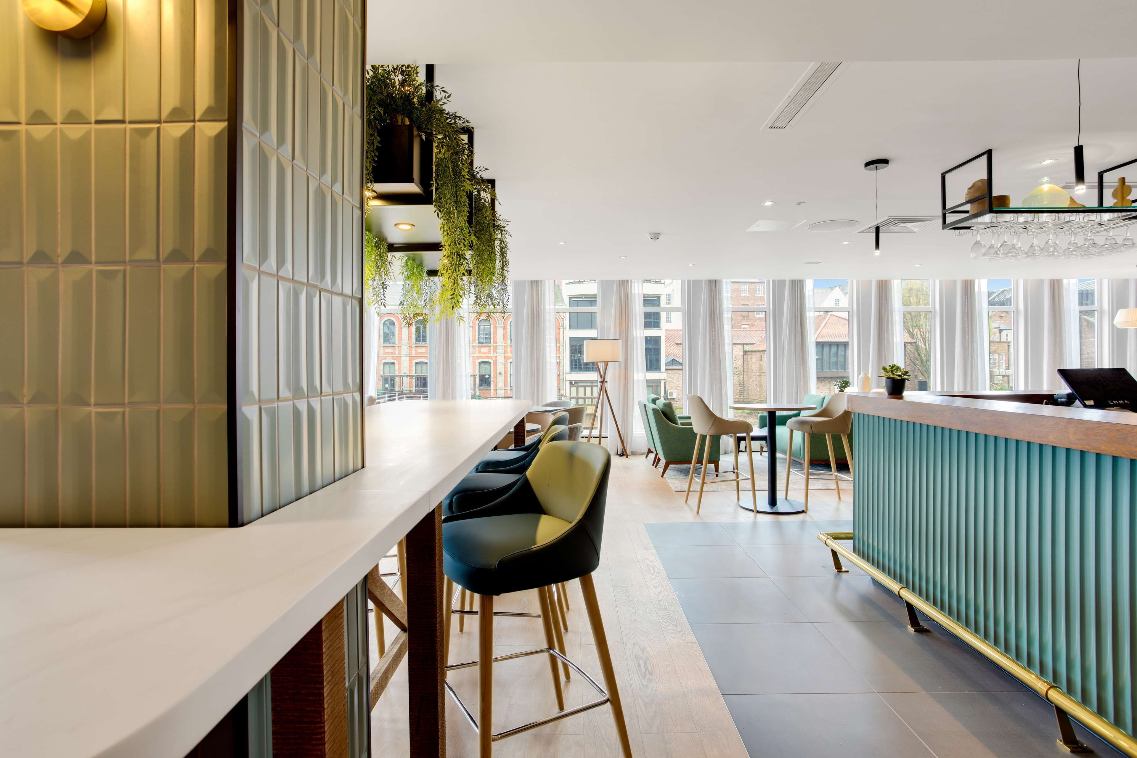 Lunch and dinner served, international cuisine