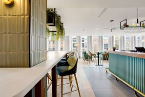 Lunch and dinner served, international cuisine - Radisson Hotel York (York)