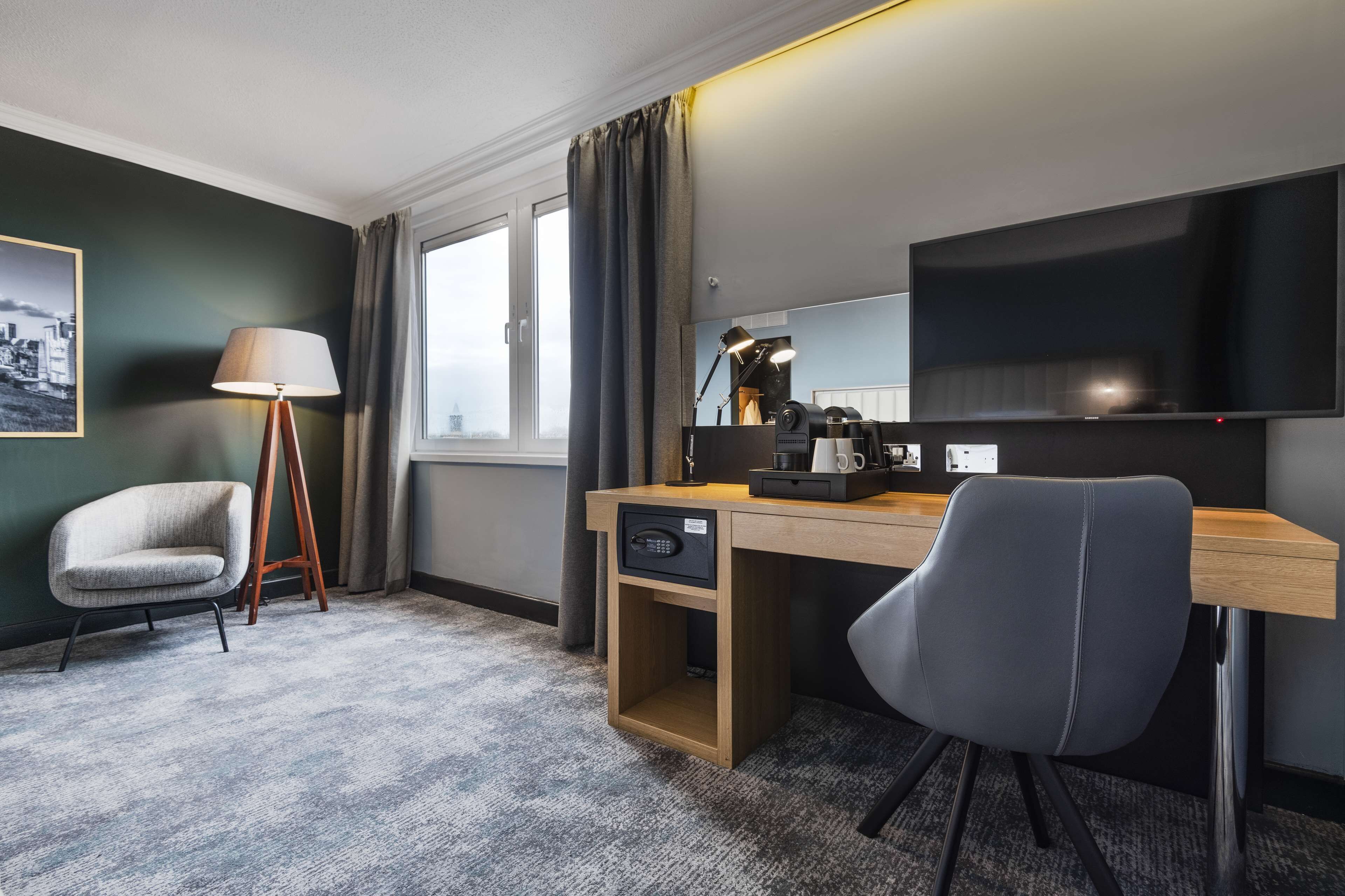 superior room (minster view) | hypo-allergenic bedding, in-room safe, desk, laptop workspace