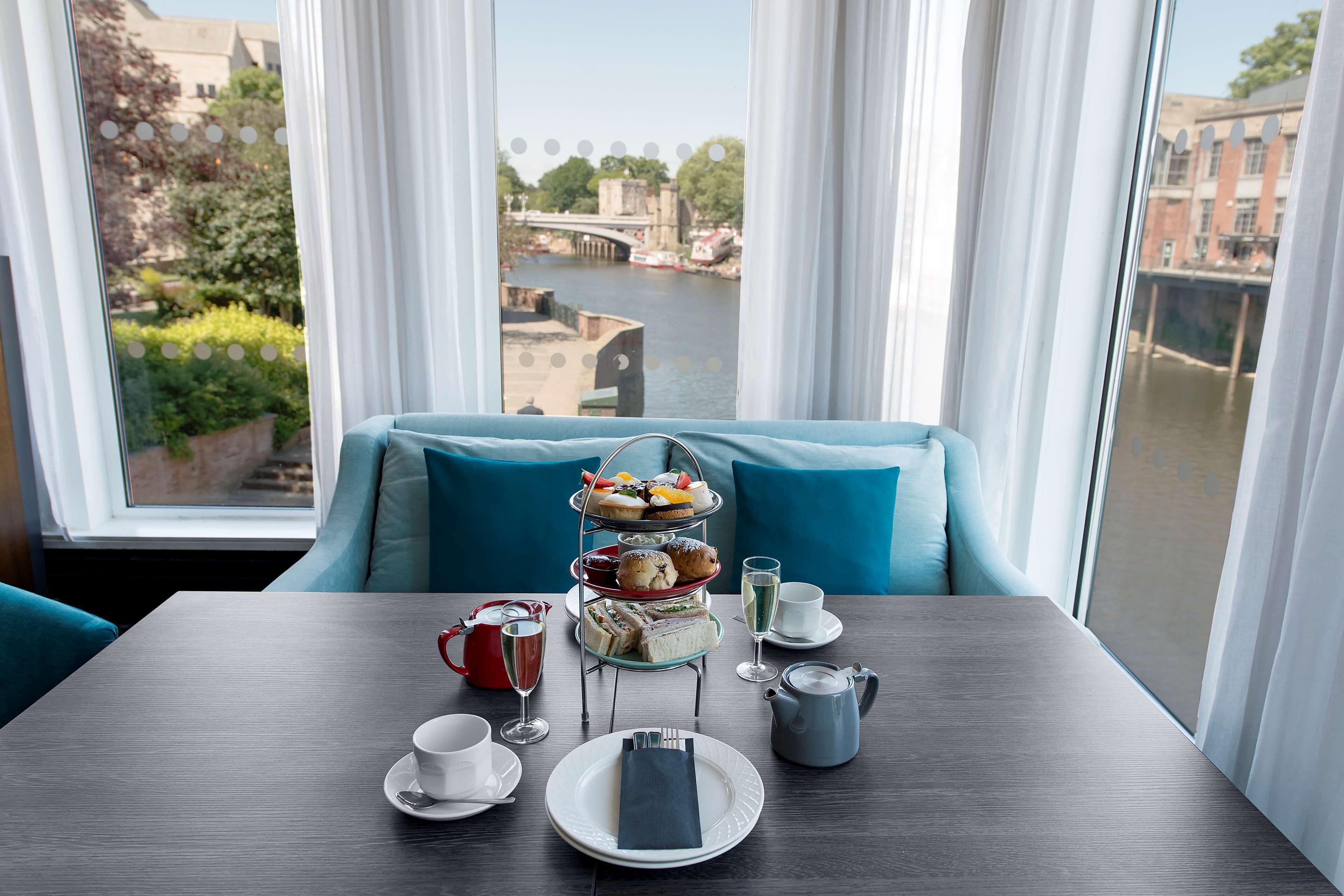 供应午餐和晚餐，国际美食