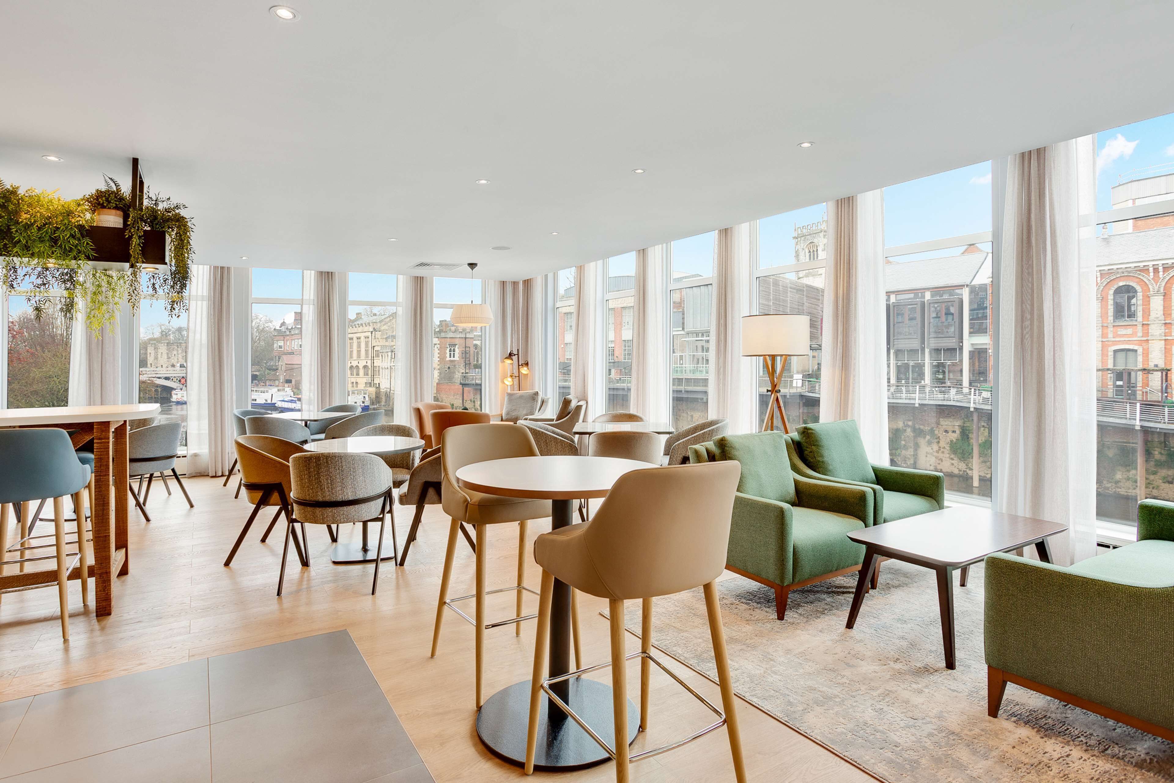 lunch and dinner served, international cuisine