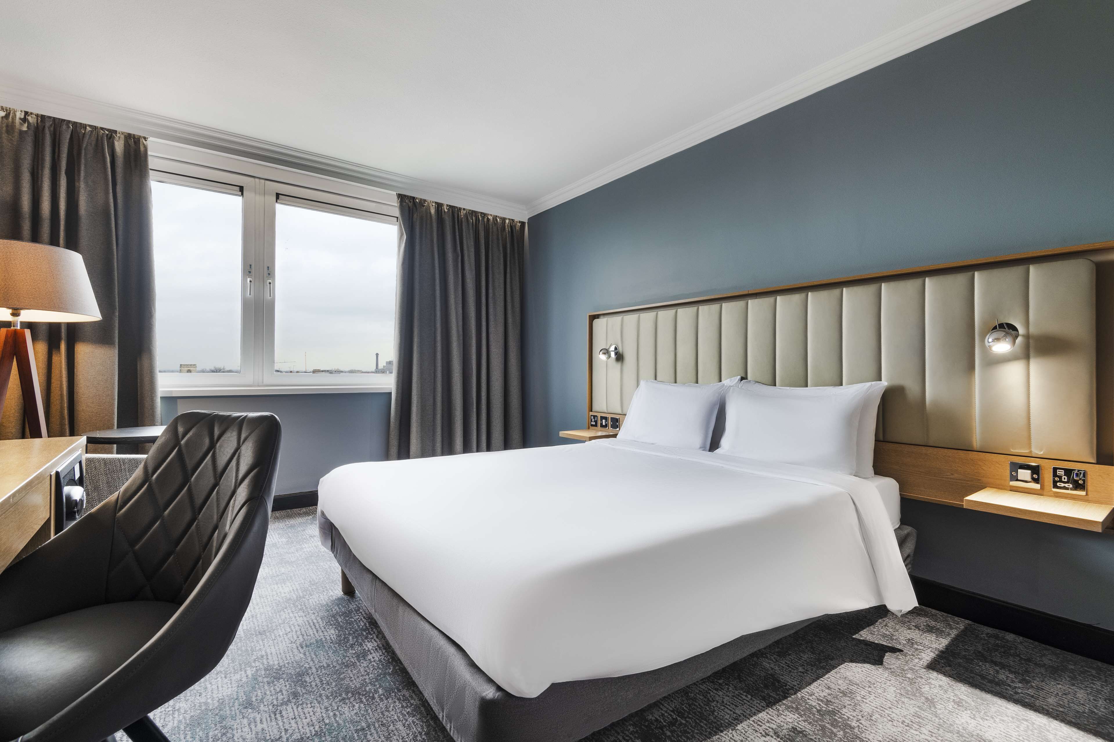 Standardzimmer, Flussblick | Allergikerbettwaren, Zimmersafe, Schreibtisch