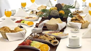 Esmorzar diari d'estil bufet gratuït