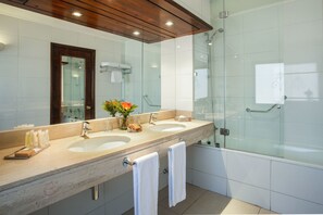 Standard Double Room, 1 King Bed | Bathroom | Combined shower/tub, rainfall showerhead, free toiletries, hair dryer - Hotel Plaza San Francisco (Santiago)