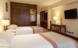 1 habitación, ropa de cama de alta calidad, cubrecamas y minibar 