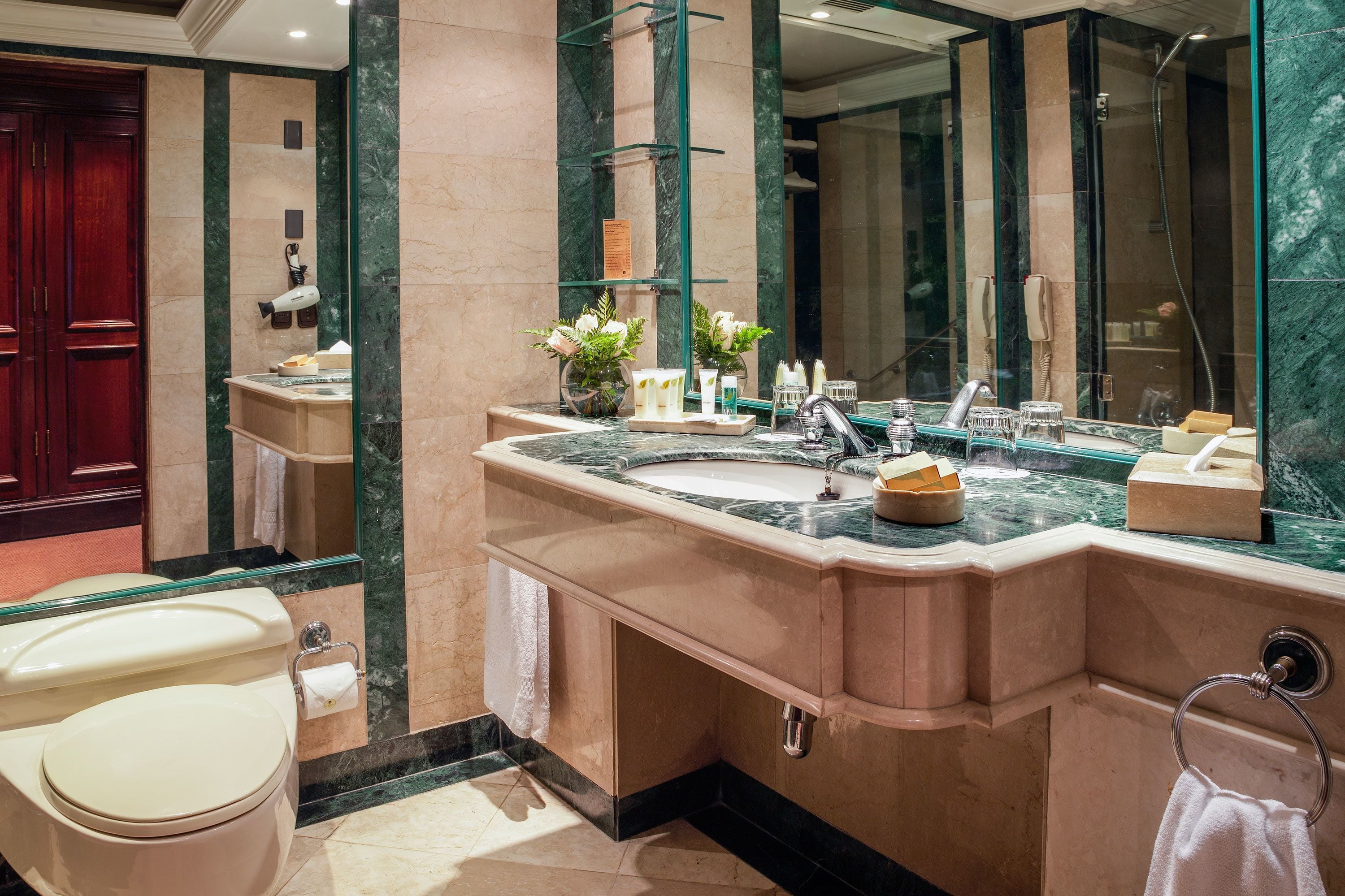 superior twin room | bathroom | combined shower/bathtub, rainfall showerhead, free toiletries