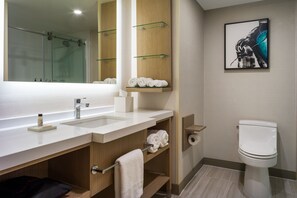 Bruser, gratis toiletartikler, hårtørrer, håndklæder
