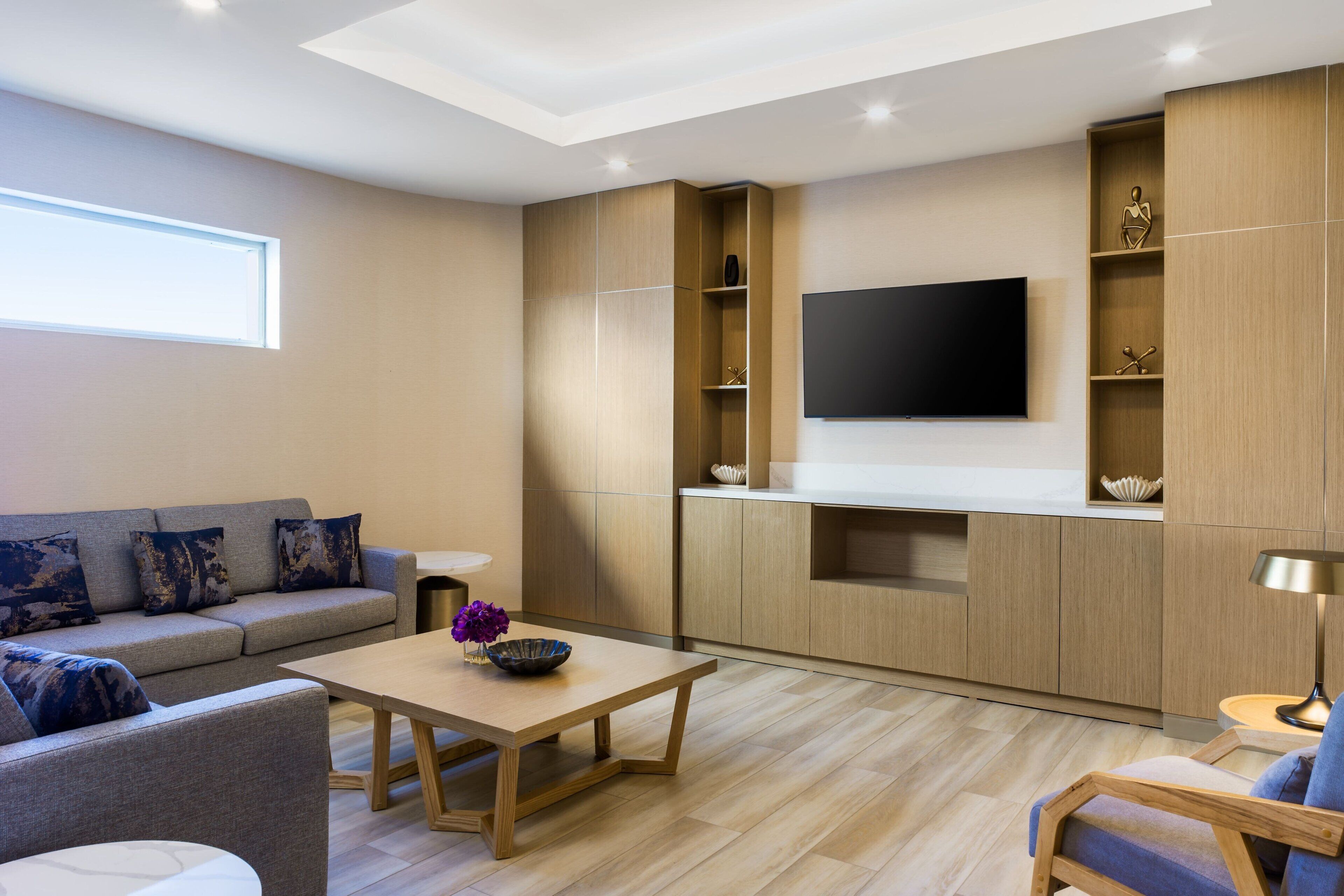 Signature Suite, 1 Bedroom | Living room | 55-inch Smart TV with cable channels, Netflix, Hulu
