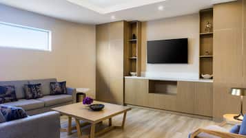 Signature Suite, 1 Bedroom | Living room | 55-inch Smart TV with cable channels, Netflix, Hulu
