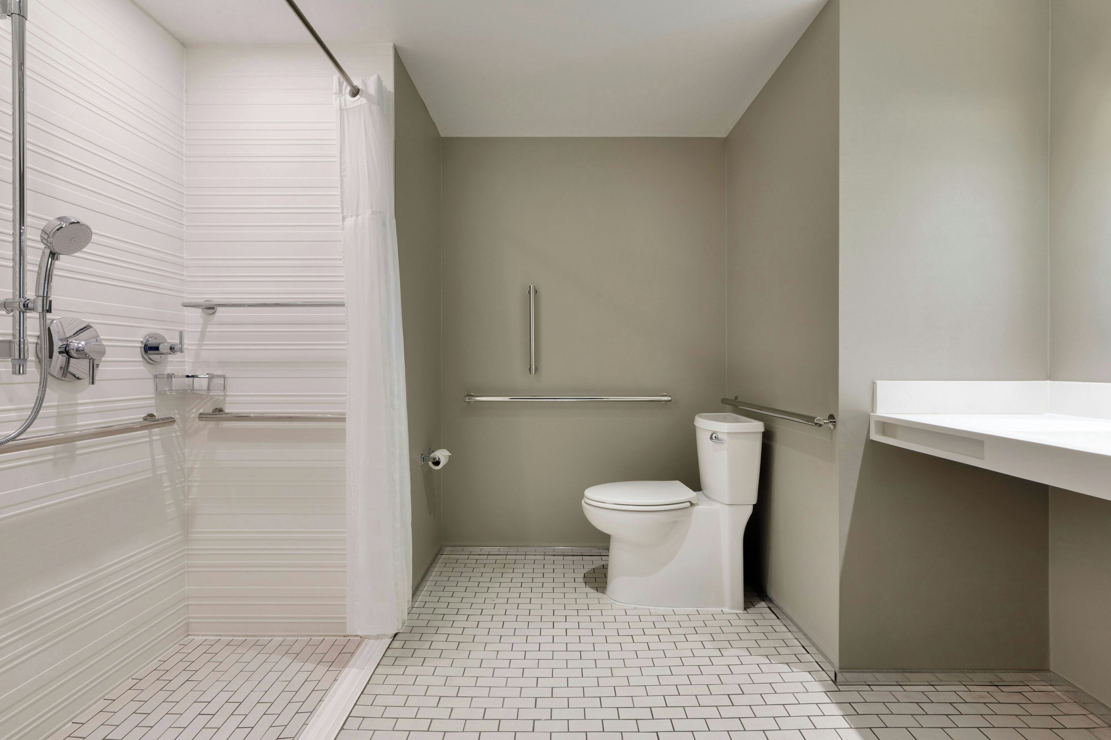 Une salle de bain avec une douche, des toilettes et un lavabo.