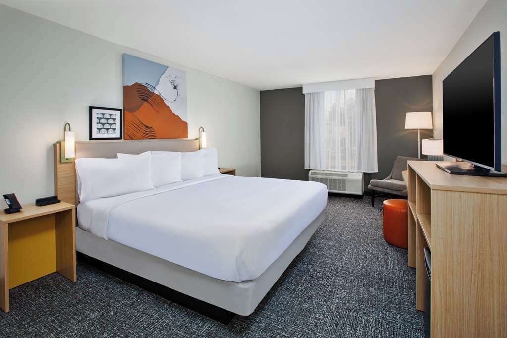 أغطية فراش متميزة وخزنة داخل الغرفة ومكتب ومكواة/لوح كي