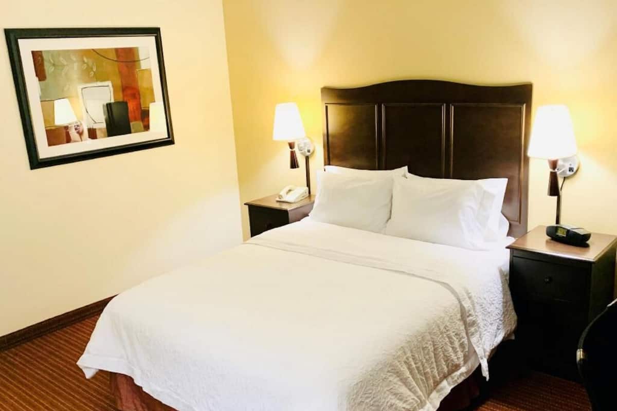 Ropa de cama de alta calidad, camas con pillow-top y escritorio