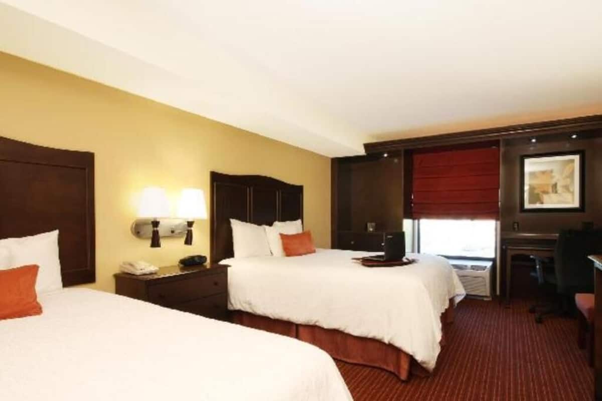 Ropa de cama de alta calidad, camas con pillow-top y escritorio