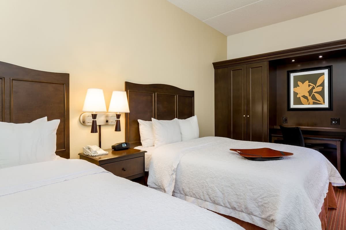Ropa de cama de alta calidad, camas con pillow-top y escritorio