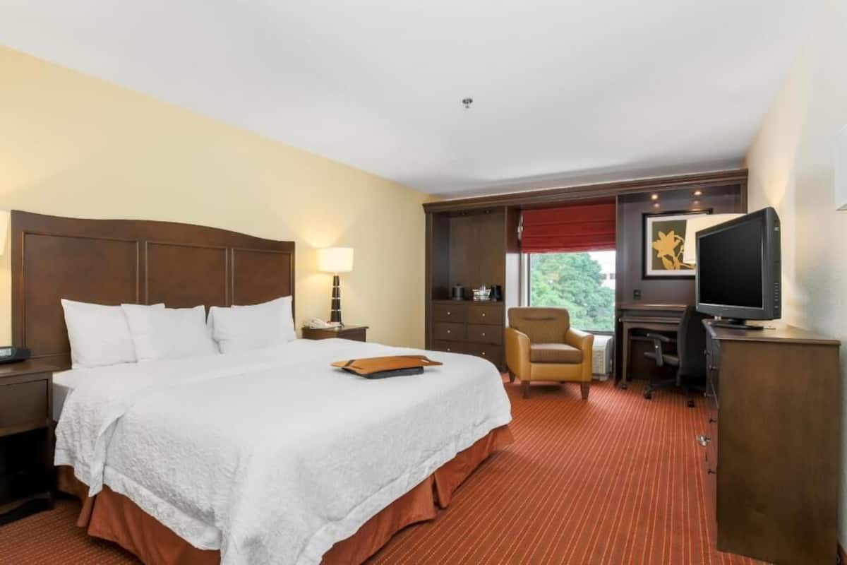 Ropa de cama de alta calidad, camas con pillow-top y escritorio