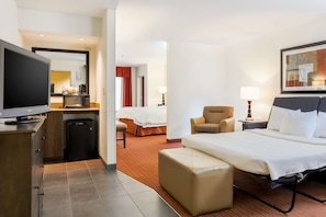 Suite, 1 letto king con divano letto, non fumatori | Biancheria da letto di alta qualità, materassi a doppio strato