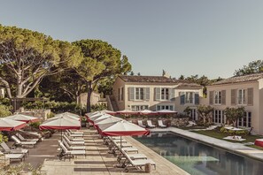 室外游泳池，08:00 至 20:00 开放，池畔遮阳伞，日光浴躺椅