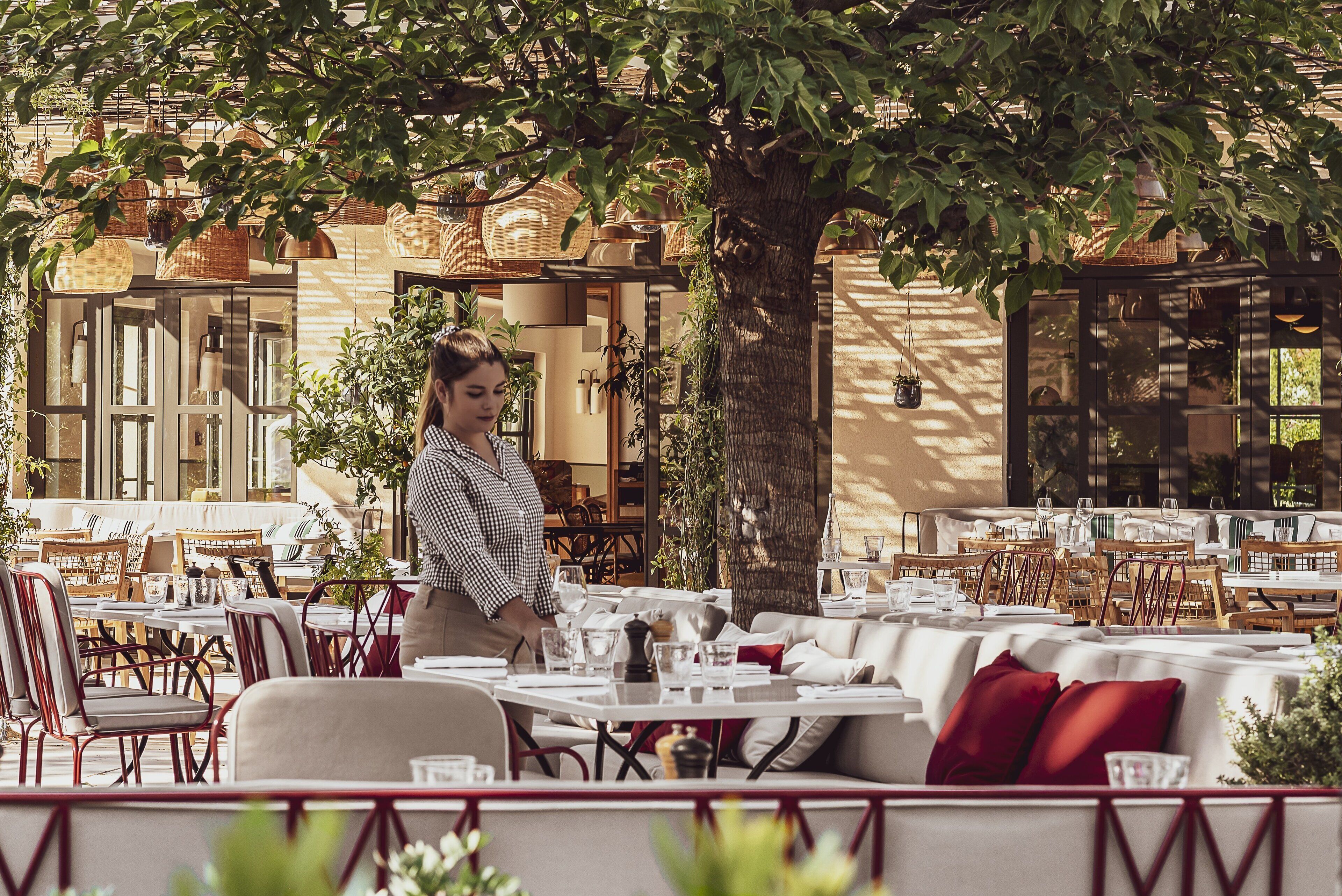 2 restaurants, lunch served