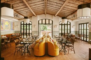 2 restaurantes; se sirven comidas 