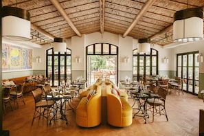 2 restaurantes; se sirven comidas