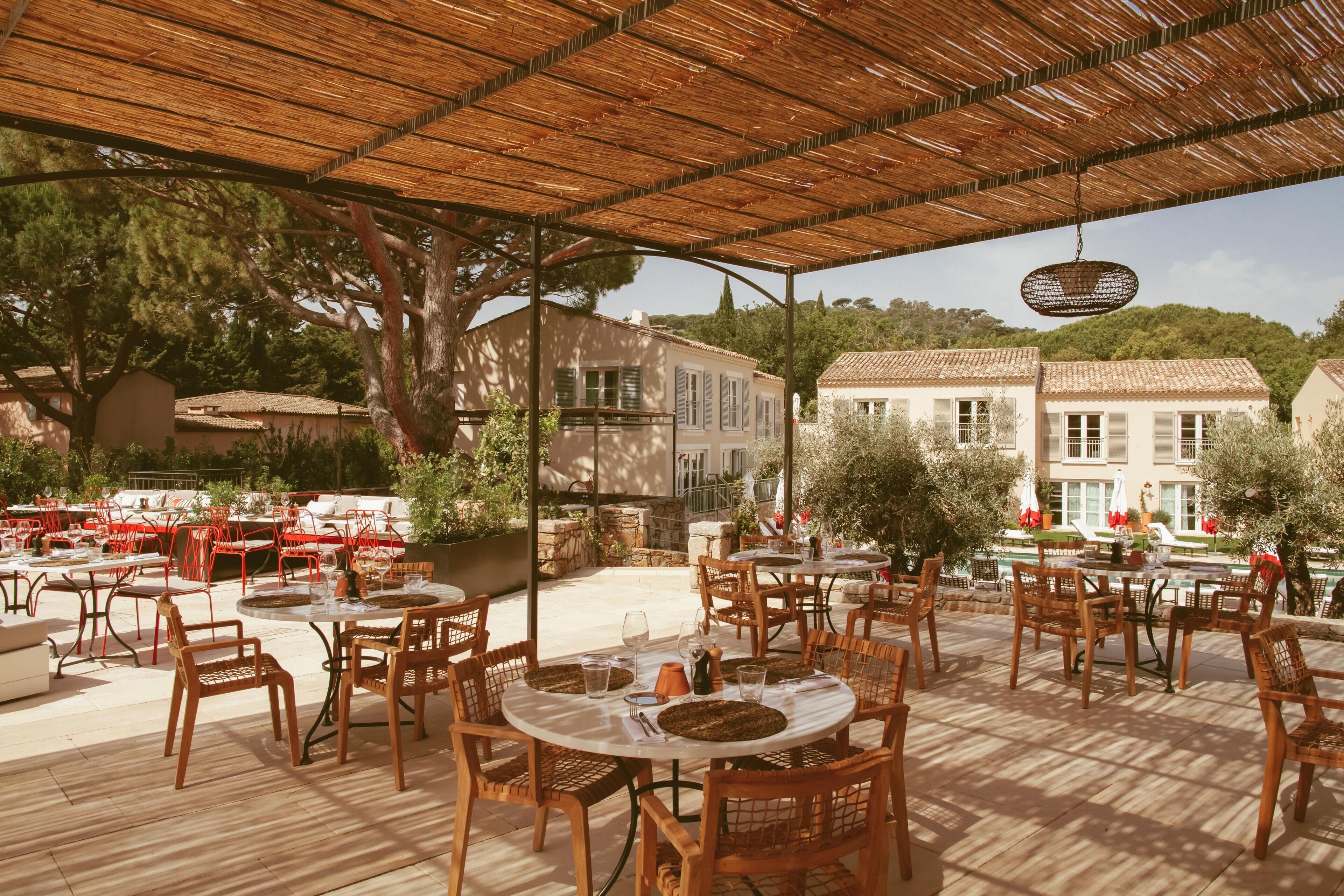 2 restaurants; lunch and dinner served